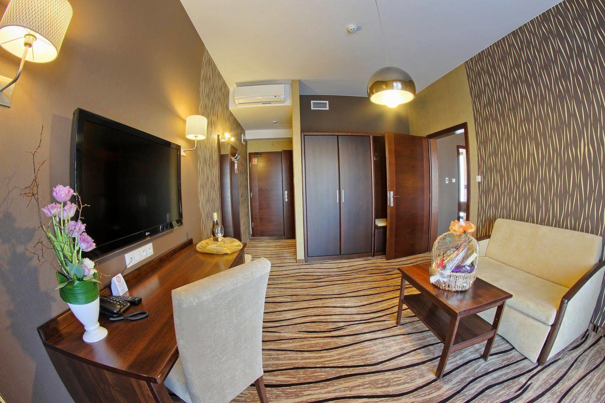 Hotel Arkas Proszkow Exterior photo