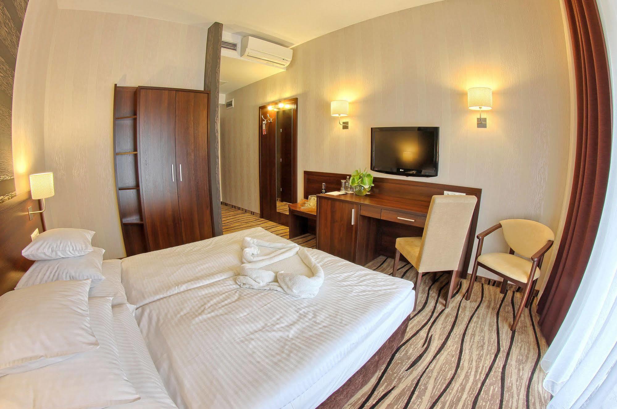 Hotel Arkas Proszkow Exterior photo