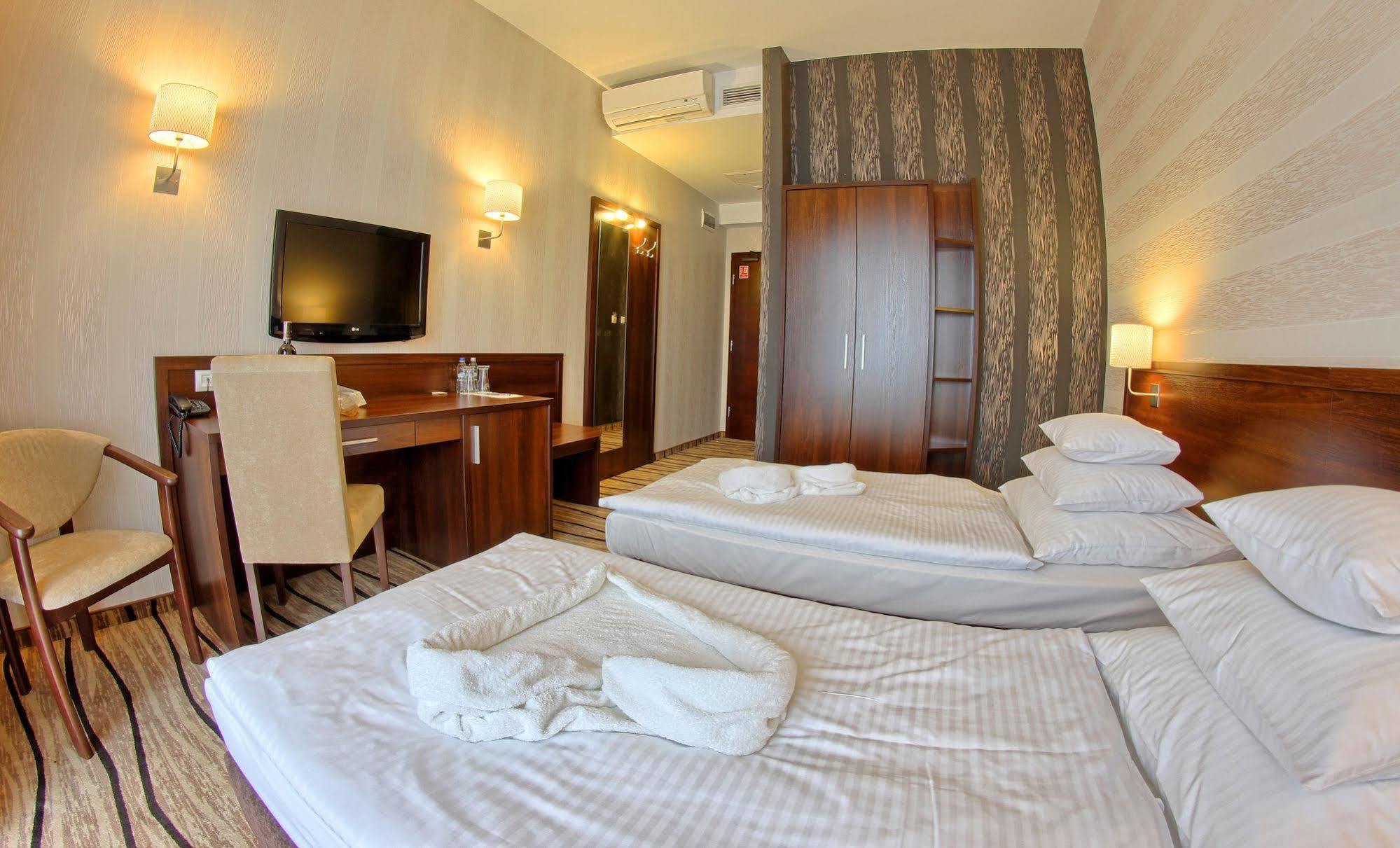 Hotel Arkas Proszkow Exterior photo