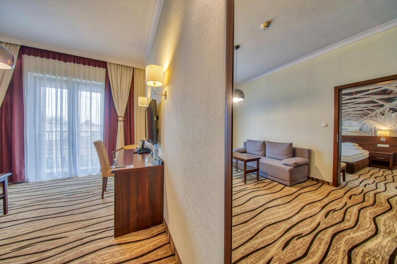 Hotel Arkas Proszkow Exterior photo