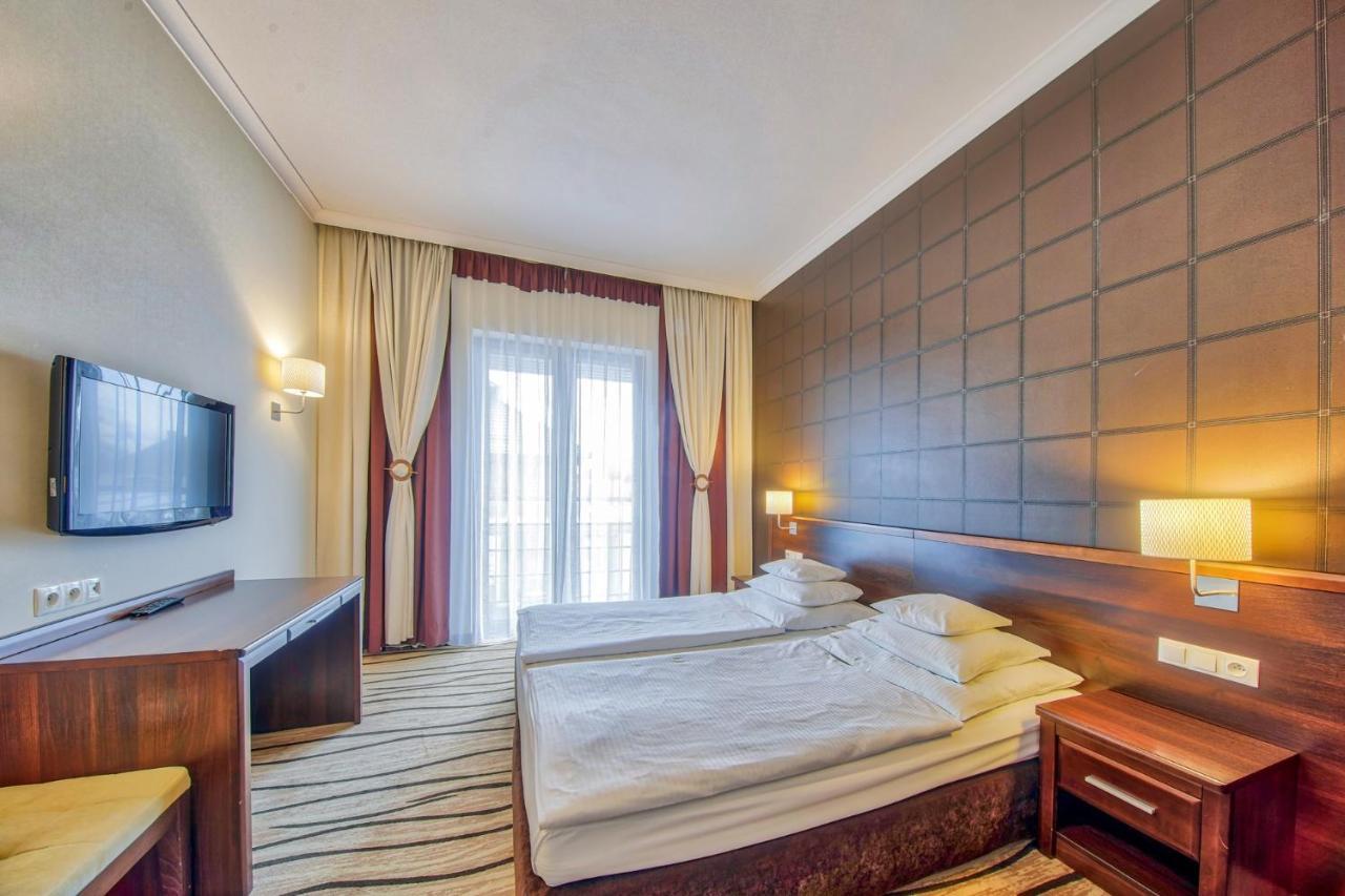 Hotel Arkas Proszkow Exterior photo